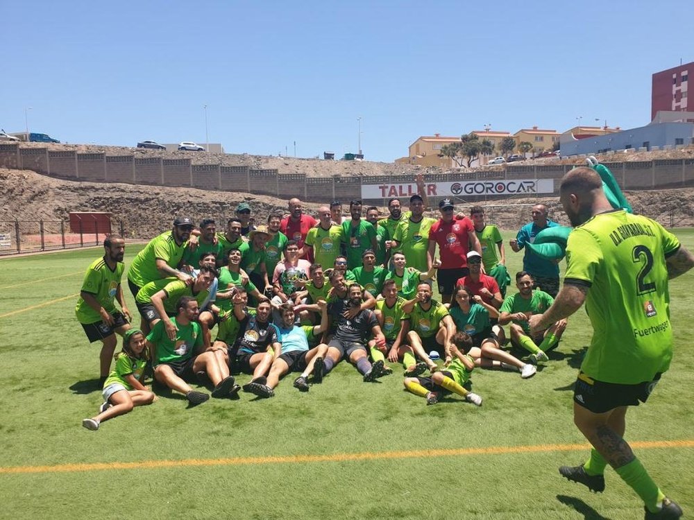 Los jugadores de la UD Gran Tarajal, celebrando el ascenso a Tercera. Twitter/UDGTST