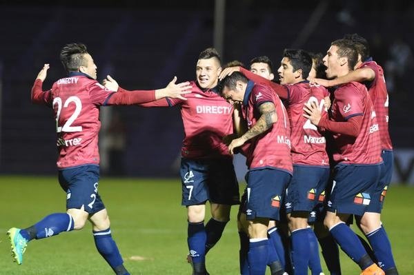Los jugadores de la Universidad Católica celebran uno de sus goles. Twitter