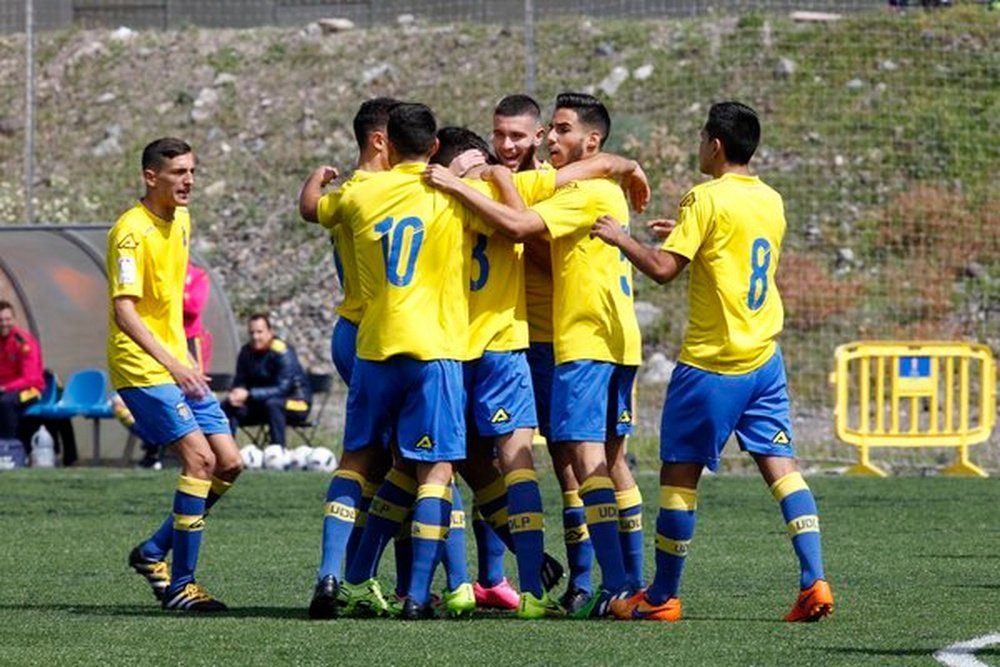 Los jugadores de Las Palmas Atlético celebran la victoria por goleada al Acodetti. UDLasPalmas
