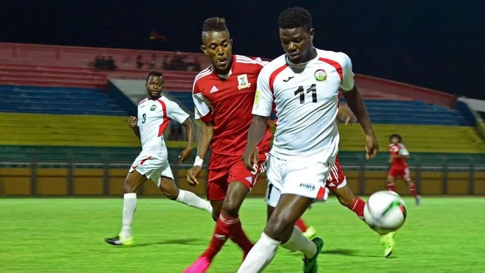 Los jugadores de las selecciones de Kenia y las Islas Mauricio pelean por un balón. Twitter