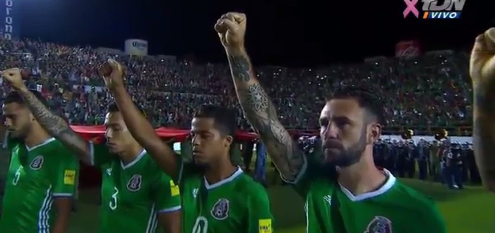 Los jugadores levantaron el puño en honor a los afectados por el terremoto. Twitter/RodolfoLanderos