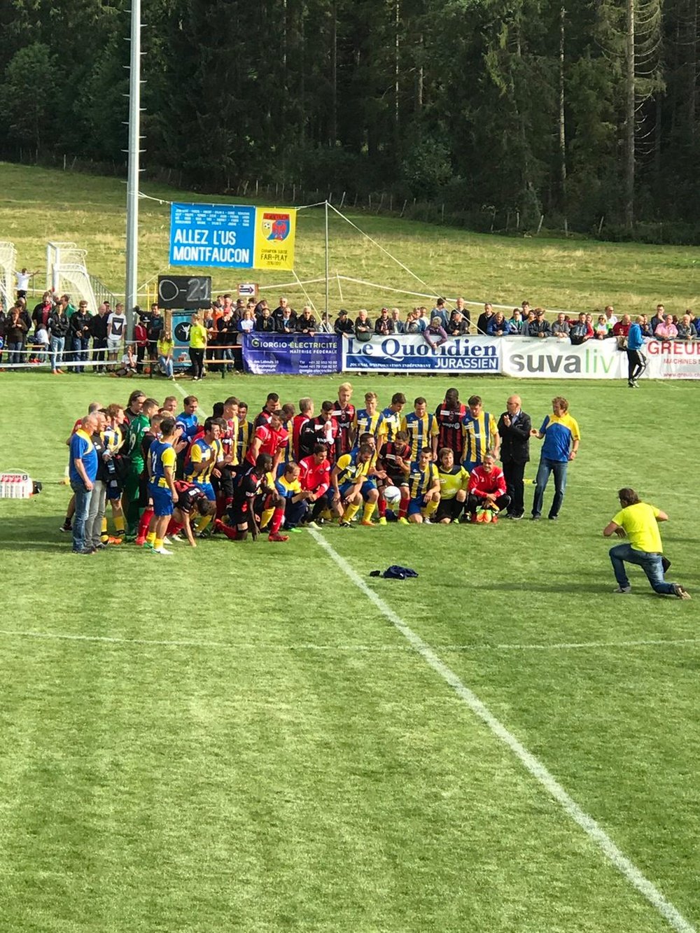 Los jugadores de Neuchatel y Montfaucon posan tras el partido de Copa Suiza. XamaxFCS