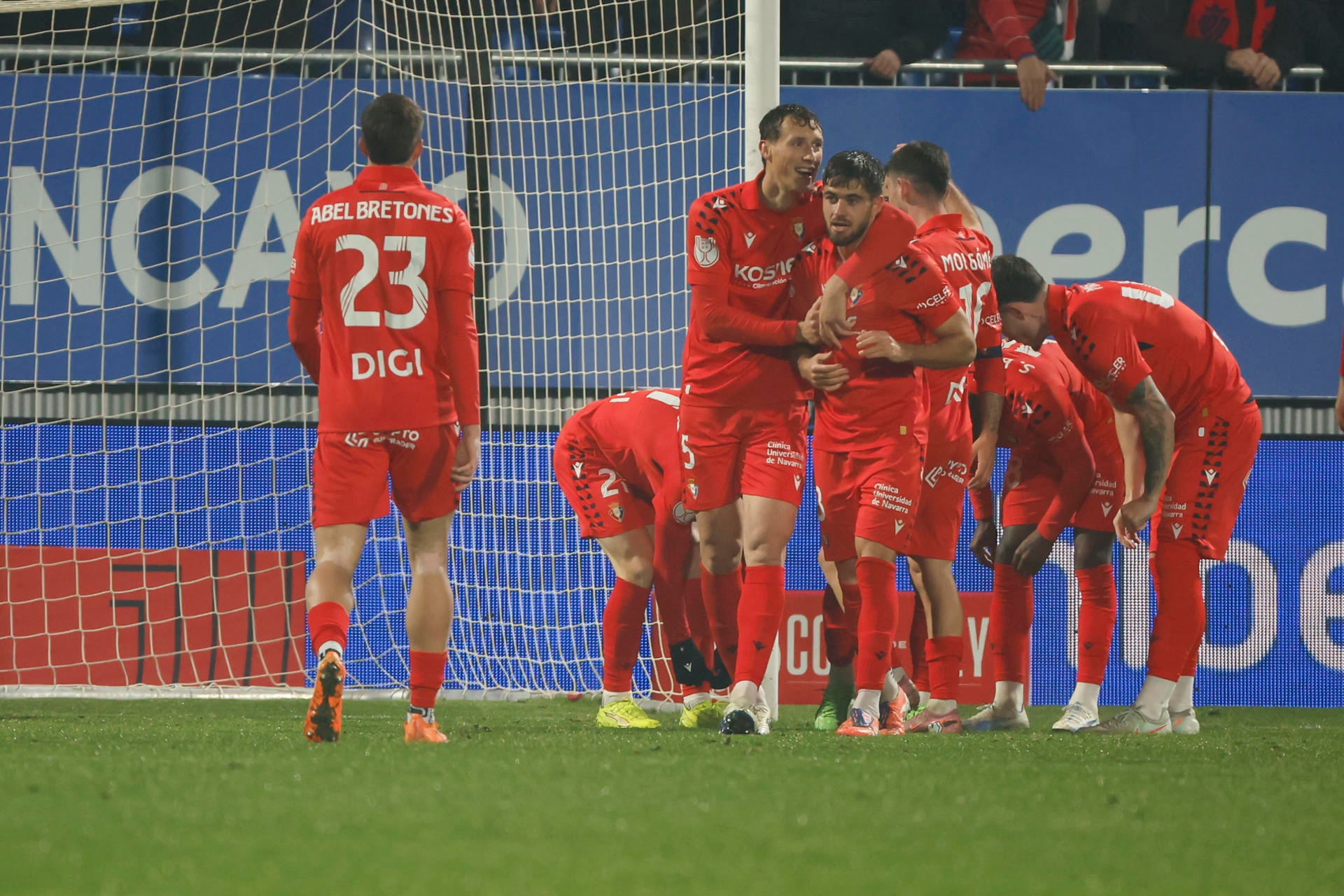 Osasuna sufrió la gota gorda para seguir adelante en la Copa, en un partido muy peleado ante el CD Ebro (3-5). El conjunto navarro, que empezó perdiendo, fue capaz de reaccionar pese a que el modesto equipo de Segunda Federación le complicó la vida. Enorme choque de los maños.