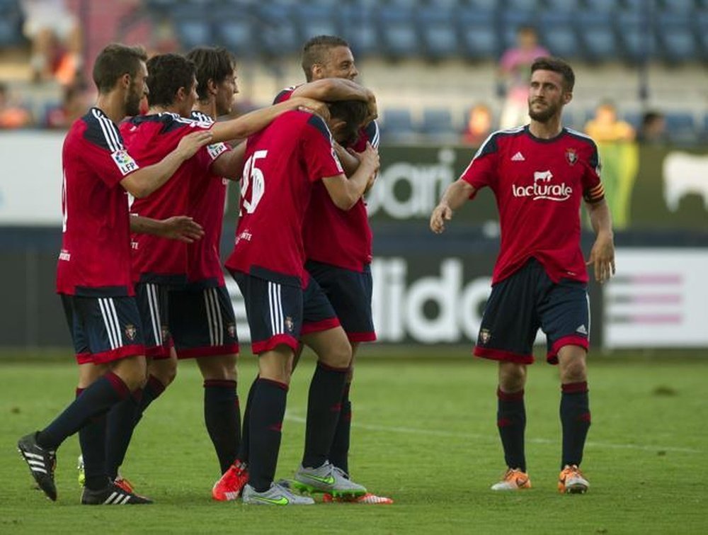 Los jugadores de Osasuna celebran el segundo gol marcado por Javi Martínez (3-d) ante el Athletic de Bilbao, durante el partido amistoso que ambos equipos han disputado esta tarde en el estadio de El Sadar, en Pamplona (VILLAR LÓPEZ - EFE)