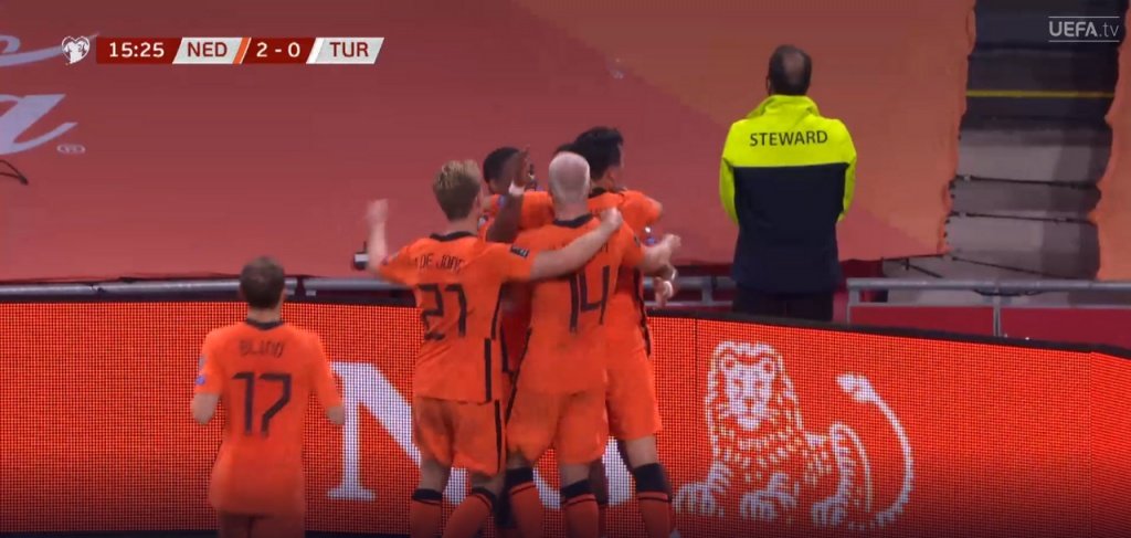 Depay sigue 'on fire': pared con Klaasen para el 2-0. Captura/UEFATV