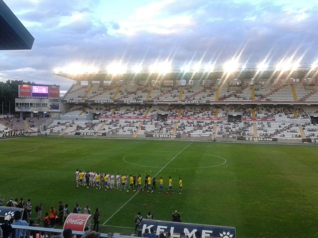 Los jugadores de Rayo y Las Palmas se saludan antes de comenzar el encuentro. Twitter