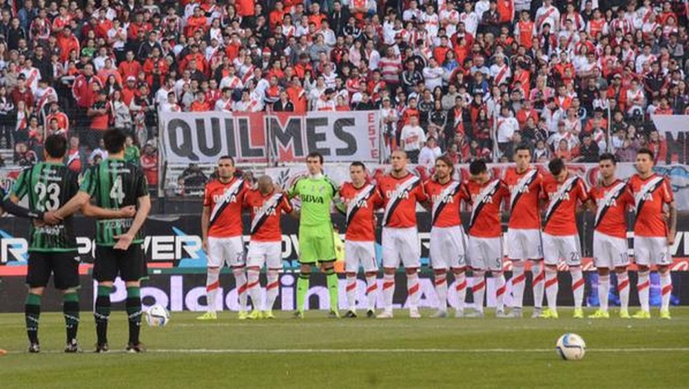 Los jugadores de River, con la camiseta conmemorativa por haber conquistado la Libertadores, y San Martín, antes de empezar el encuentro. Twitter