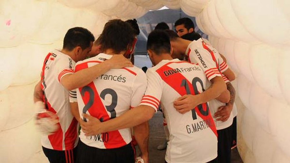 Los jugadores de River Plate en el túnel de vestuario de Liniers. CARPoficial