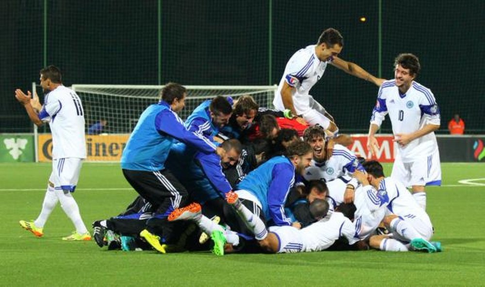 Los jugadores de San Marino celebran su primer tanto oficial en 14 años. Twitter