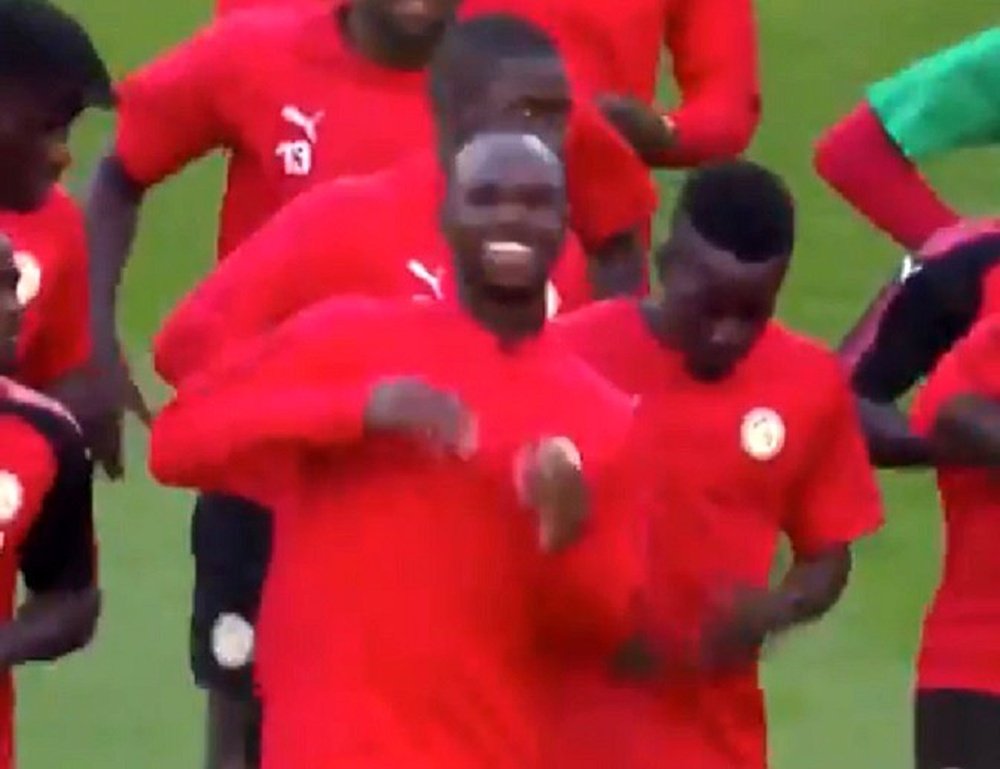 Los jugadores de Senegal calientan bailando. Captura