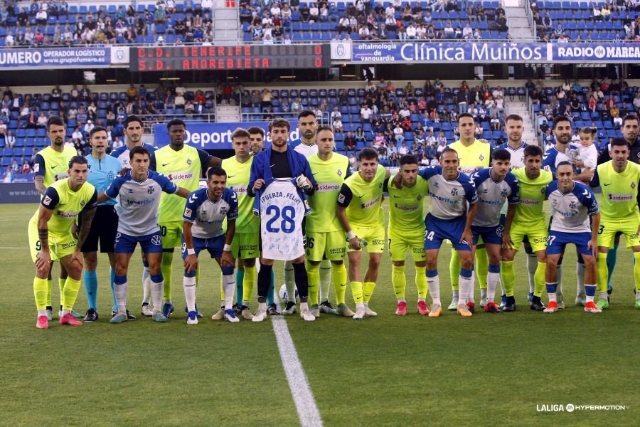 Tenerife y Amorebieta salieron con camisetas de Fuerza Félix al inicio del partido. LaLiga