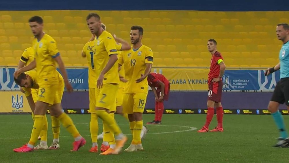 Zinchenko le da a Ucrania la primera alegría. Captura/UEFATV