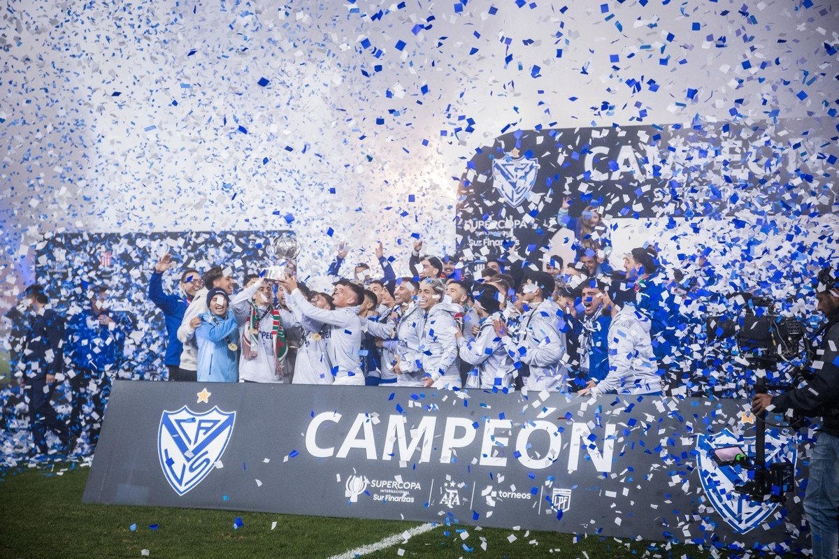 La Supercopa Internacional, que no deja de ser de Argentina, tiene dueño: Vélez Sarsfield. El equipo de Guillermo Barros Schelotto se llevó el título tras vencer a Estudiantes de La Plata por 2-0 en el Libertadores de América.