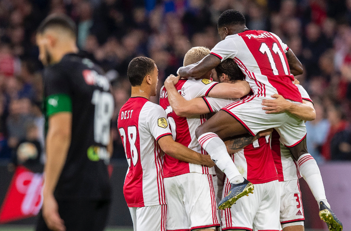 O Ajax vence jogo complicado e continua líder