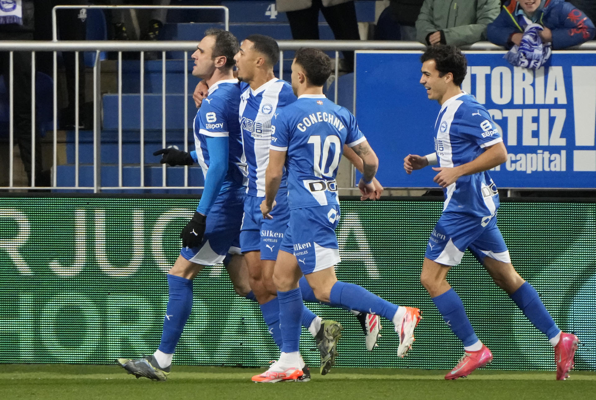 Los jugadores del Alavés celebran el gol de Kike García ante el Celta
