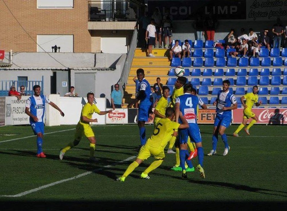 Los jugadores del Alcoyano y el Villarreal 'B', pelean por un balón colgado a una de las áreas. Twitter