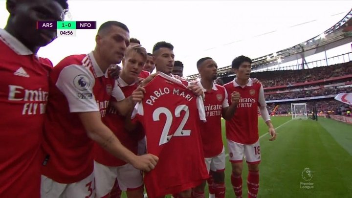 Homenagem dos jogadores do Arsenal a Pablo Marí.Print/DAZN