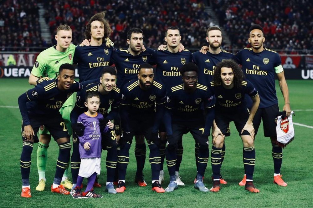 El chico posó con los jugadores del Arsenal. Twitter/Arsenal
