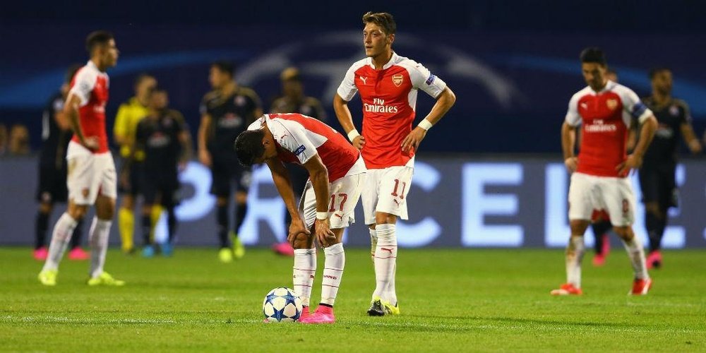 Los jugadores del Arsenal se lamentan sobre el terreno de juego. Twitter