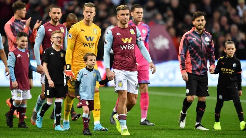 Times da Premier League cobram para crianças entrarem em campo com os jogadores. AFP