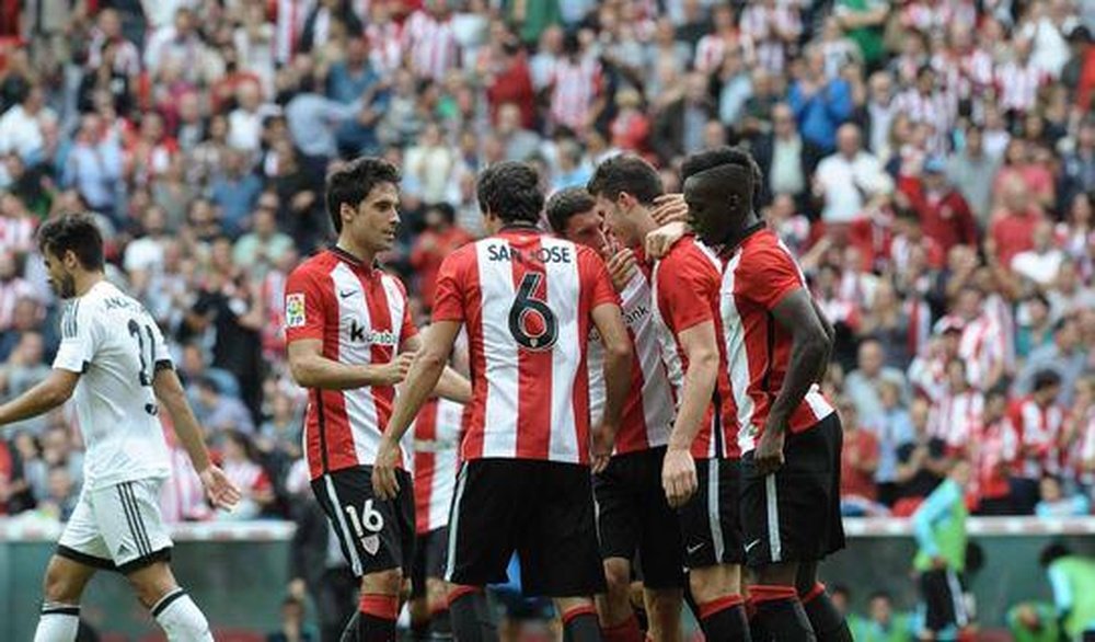 Los jugadores del Athletic de Bilbao celebran uno de los tantos ante el Valencia. Twitter