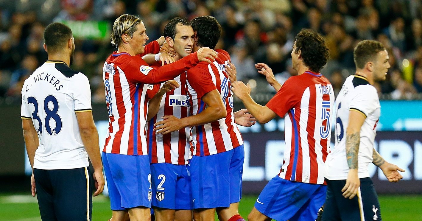 Los jugadores del Atlético de Madrid celebran el gol logrado por Diego Godín ante el Tottenham, en un partido de la International Champions Cup. Atleti