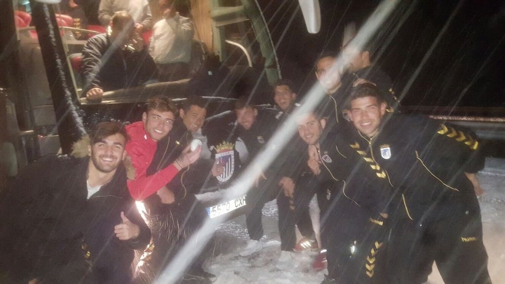Los jugadores del Badajoz posan delante del autobús. CDBadajoz