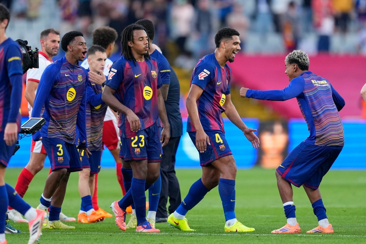 Araujo evita il naufragio del Barça