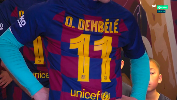 Il Barça entra in campo con la maglia di Dembélé