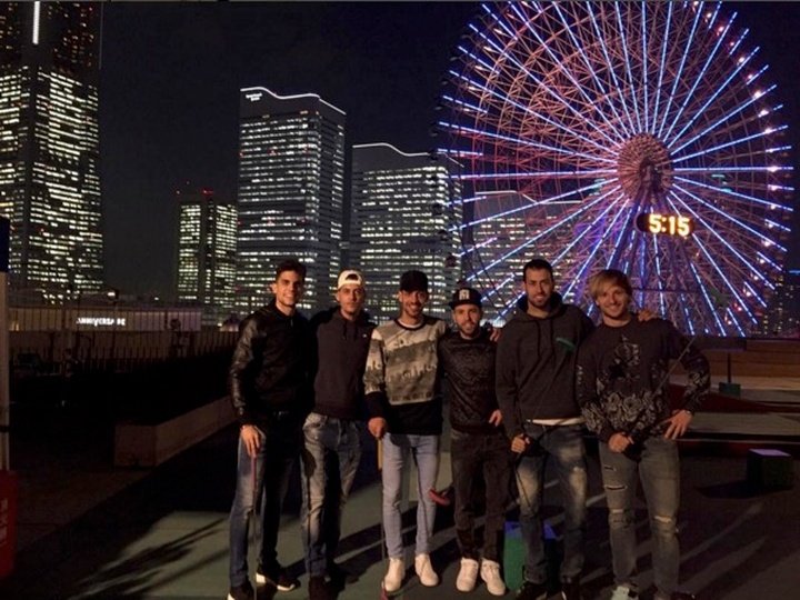 Los jugadores del Barcelona se divierten en la noche japonesa