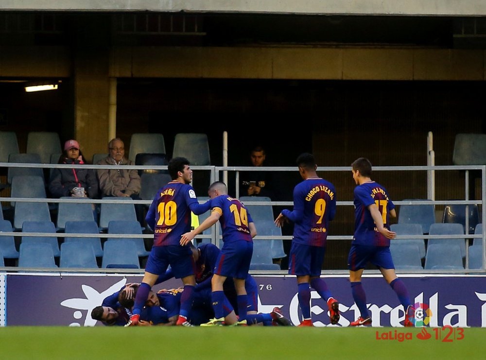 Los jugadores del Barcelona B celebran un tanto ante el Granada en el Mini Estadi. LaLiga