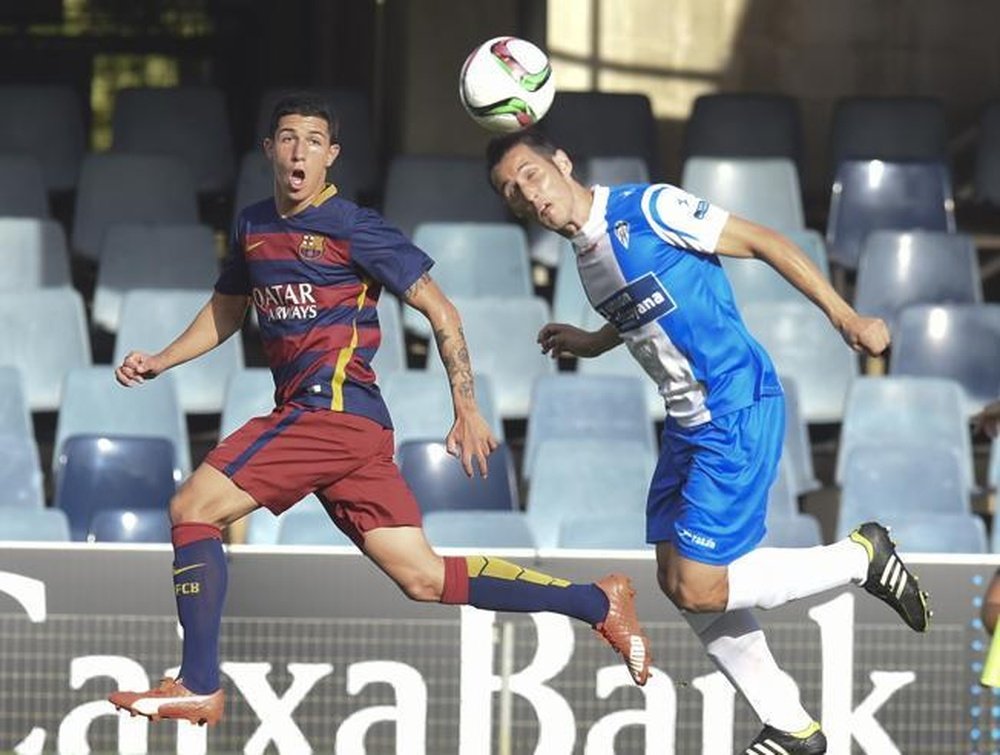 Los jugadores del Barcelona B y el Alcoyano disputan un balón. Twitter