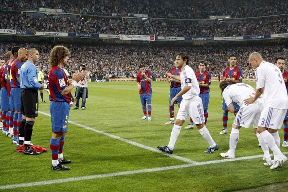 Los jugadores del Barcelona le hacen el pasillo al Real Madrid. EFE