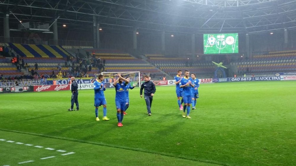 Los jugadores del BATE agradecen su apoyo a sus aficionados al término del encuentro ante el Torpedo Zhodino, que ganaron por 1-0. Twitter