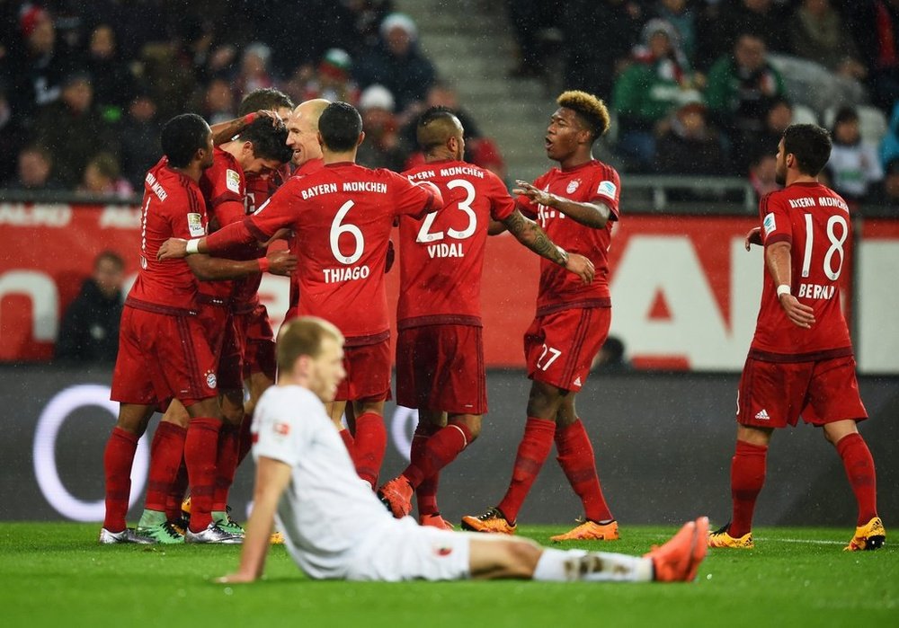 Los jugadores del Bayern celebran uno de los dos tantos de Lewandowski ante el Augsburgo. Twitter