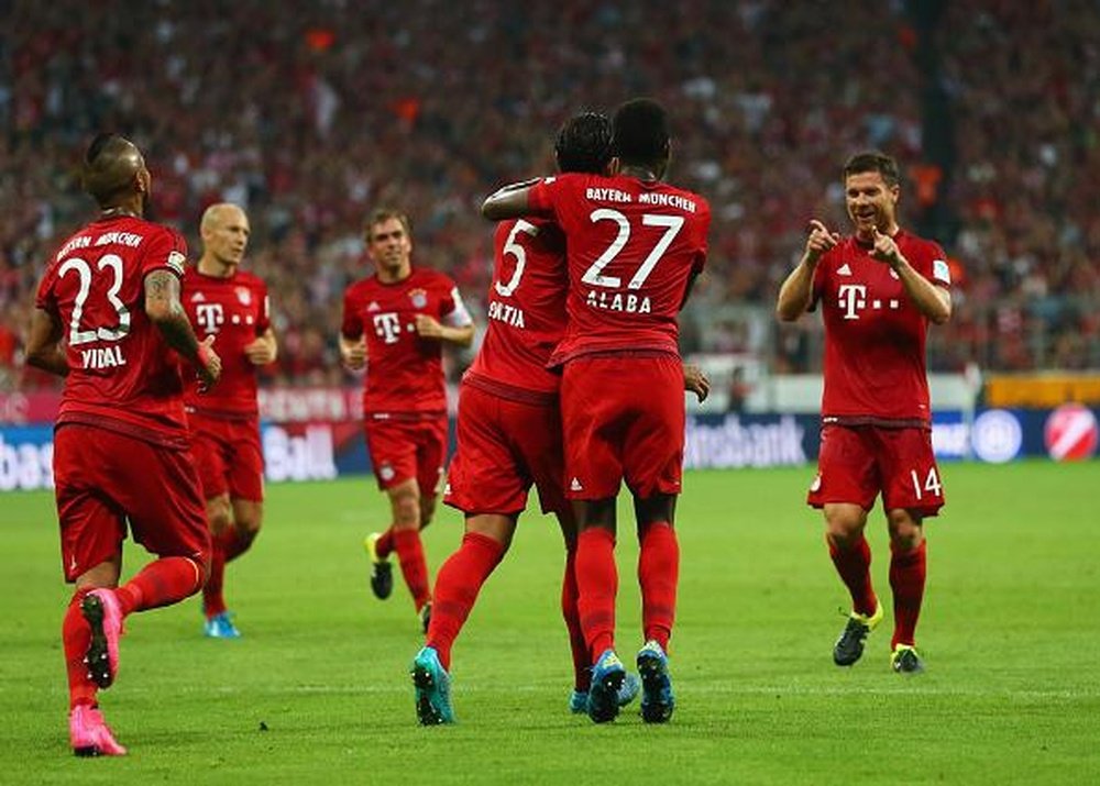 Los jugadores del Bayern de Múnich celebran el tanto de Benatia en el partido ante el Hamburgo. Twitter