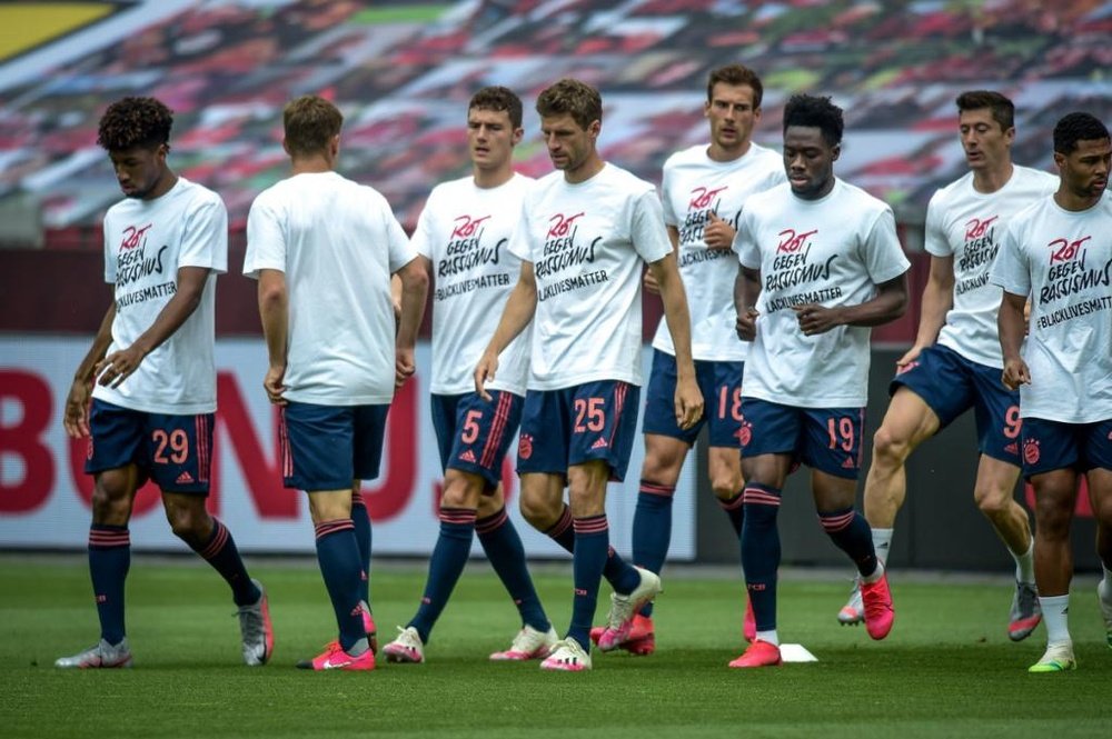 Bayern's players wore anti-racism T-shirts prior to the match with Leverkusen. Twitter/FCBayern