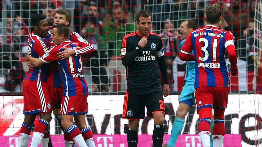 Los jugadores del Bayern de Munich se abrazan tras anotar de penalty el que sería el primero de los 8 goles que anotarían ante el Hamburgo la temporada pasada. FCBayern