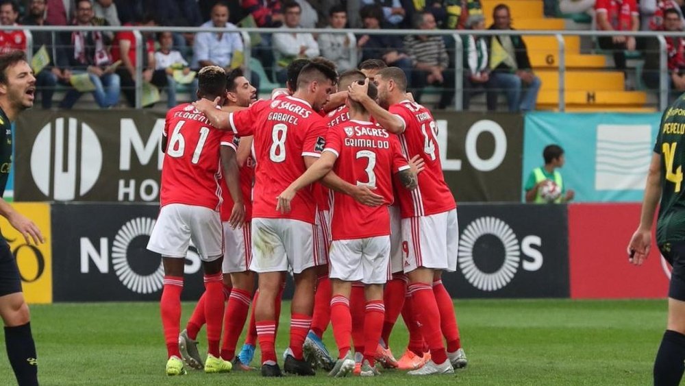 El Benfica golea al Portimonense para liderar en Liga. SLBenfica