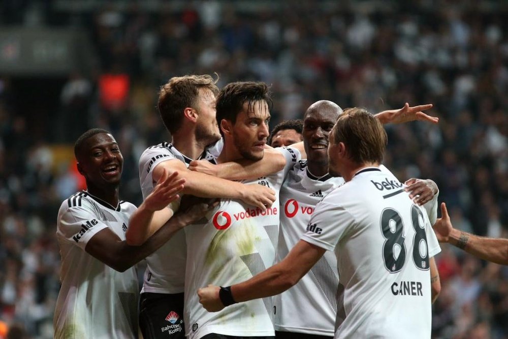 Los jugadores del Besiktas celebran el gol conseguido ante el Galatasaray en el partido de la jornada 9 de la Liga Turca 2019-20. Twitter/Besiktas