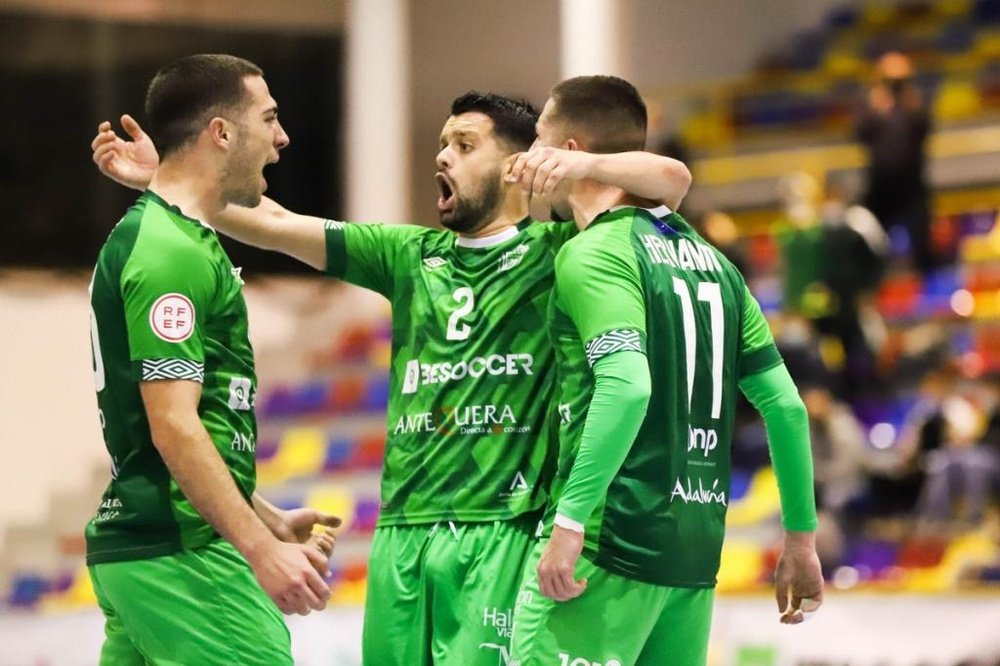 Un choque de altos vuelos en el Argüelles. BeSoccerCDUMAAntequera