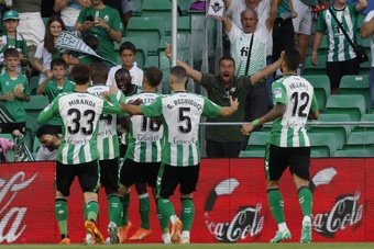 Los jugadores del Betis celebran el primer gol del equipo andaluz durante el encuentro correspondiente a la jornada 34 de primera división que disputan hoy lunes frente al Rayo Vallecano en el estadio Benito Villamarín de Sevilla. EFE/Julio Muñoz