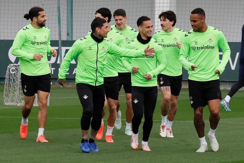 Antony (C) has experienced a notable resurgence at Real Betis. EFE