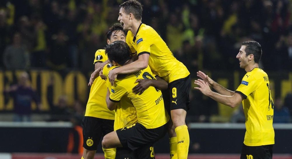 Los jugadores del Borussia de Dortmund felicitan a Joo-Ho Park por su tanto. Twitter