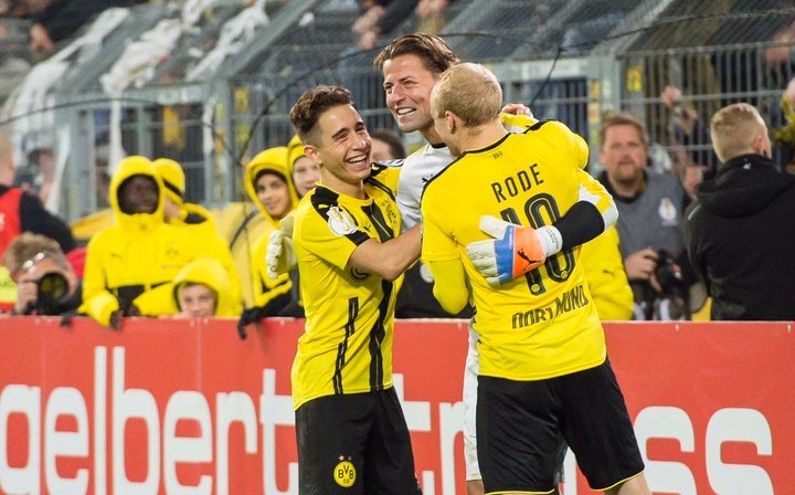 Los penaltis salvan al Borussia Dortmund del ridículo