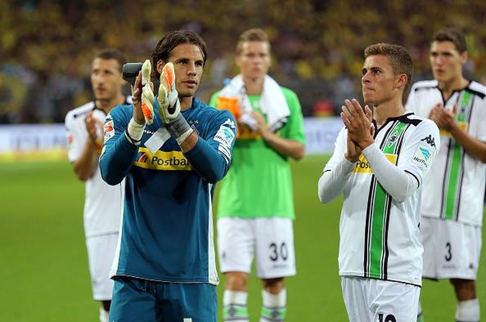 Los jugadores del Borussia Mönchengladbach agradecen el apoyo prestado por sus seguidores tras un partido. Twitter