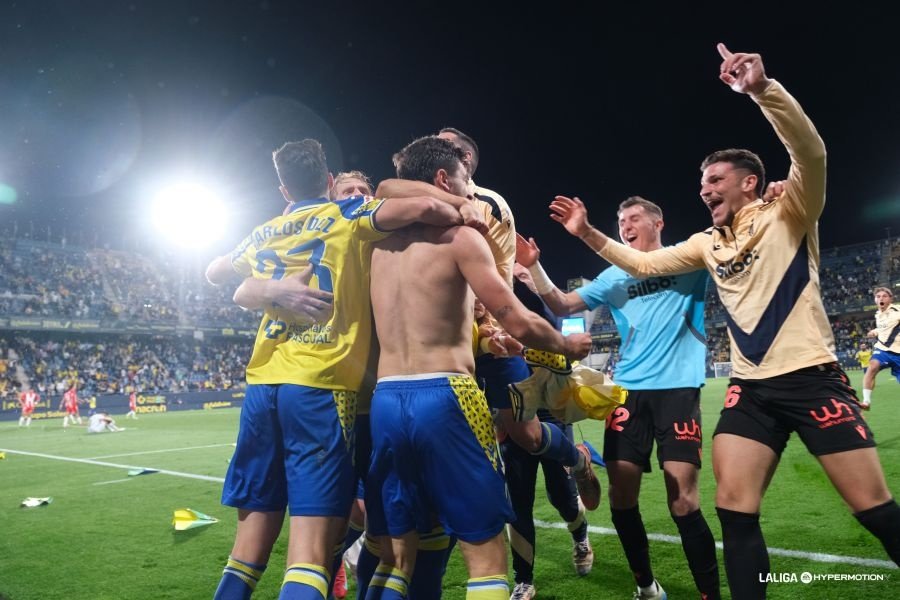 El Cádiz le ganó la partida a un Almería con 9. LaLiga