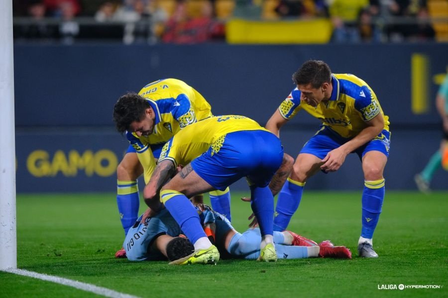 David Gil da alas a un Cádiz con 10 y se las quita al Mirandés