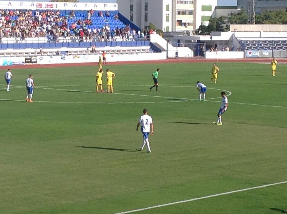 Los jugadores del Cádiz se disponen a sacar de centro para iniciar el partido que les enfrentó al Marbella. Twitter
