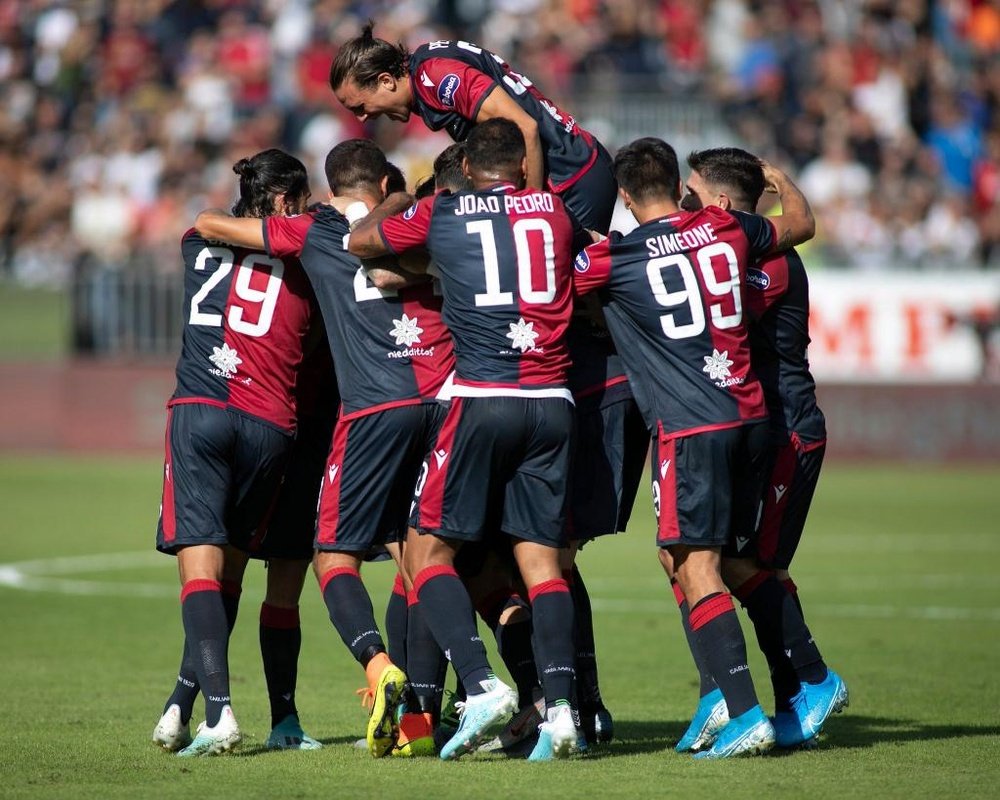 Los jugadores del Cagliari celebran el golazo de Nainggolan en el partido en casa contra el SPAL de la temporada 19-20 en la Serie A. Twitter/CagliariCalcio